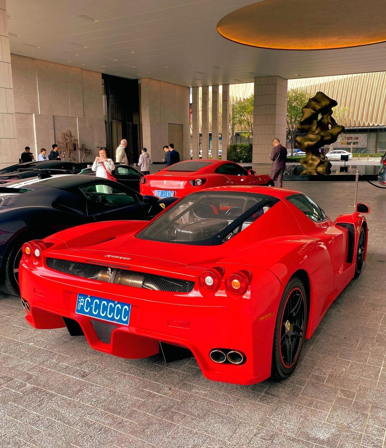  限量399台的V12传奇！法拉利恩佐现身深圳，车迷怎能不疯狂？限量399台的产
