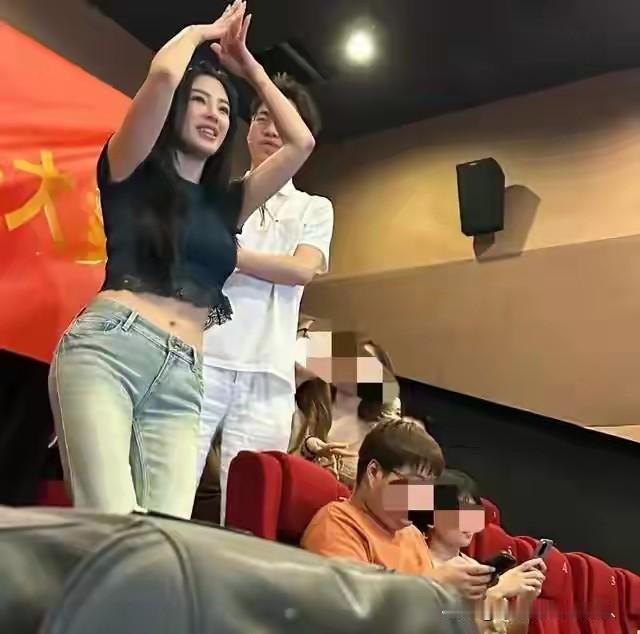张雨绮包20场电影，致敬周星施的《功夫女足》。观众没几个啊。她摆出一个心形造型，