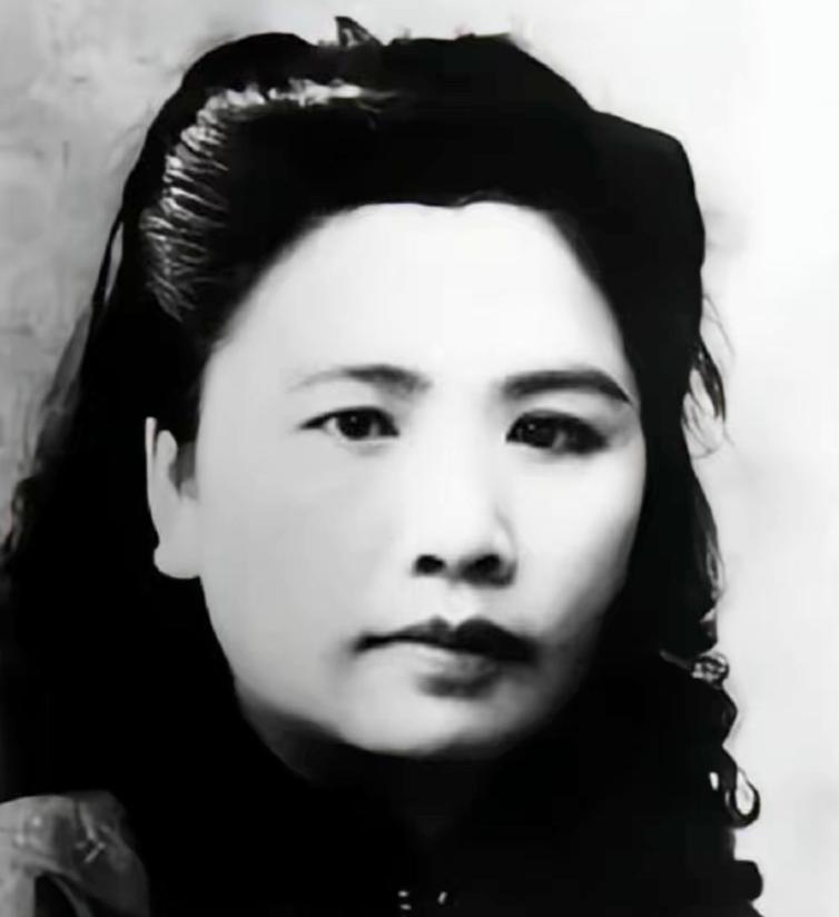 1938年，周总理派王曼霞打入国民党高层。

那时的上海静安寺百乐门，水晶灯晃得