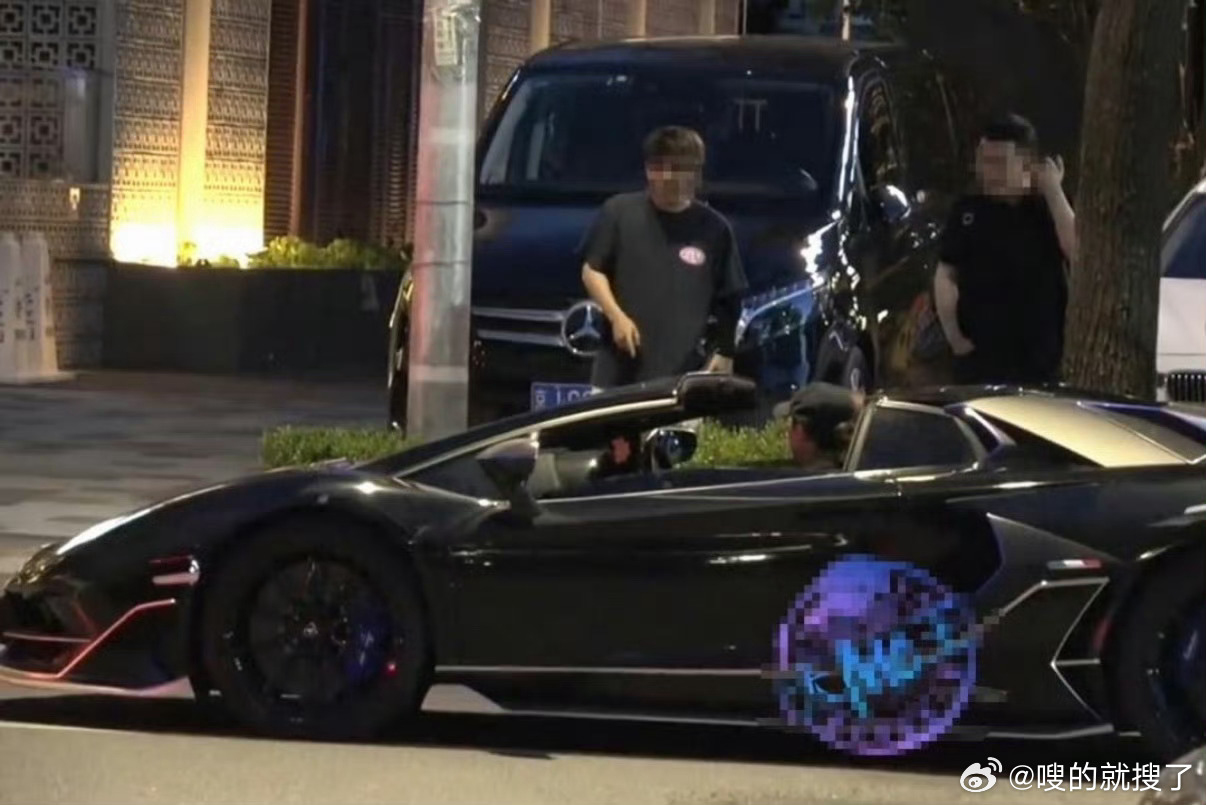 警方通报黄子韬违停还得是朝阳群众啊，一举一个准，黄子韬身为公众人物还是得注意点 