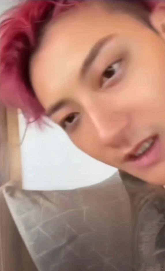 黄子韬黄子韬 我说黄子韬咱能不能先别健身了？先把你的病养好，黄子韬这颜值随便截一