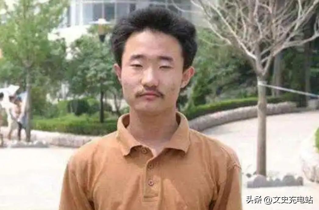 2004年，王端鹏考了749分，离高考总分只差1分，成为了山东高考状元，在当时轰