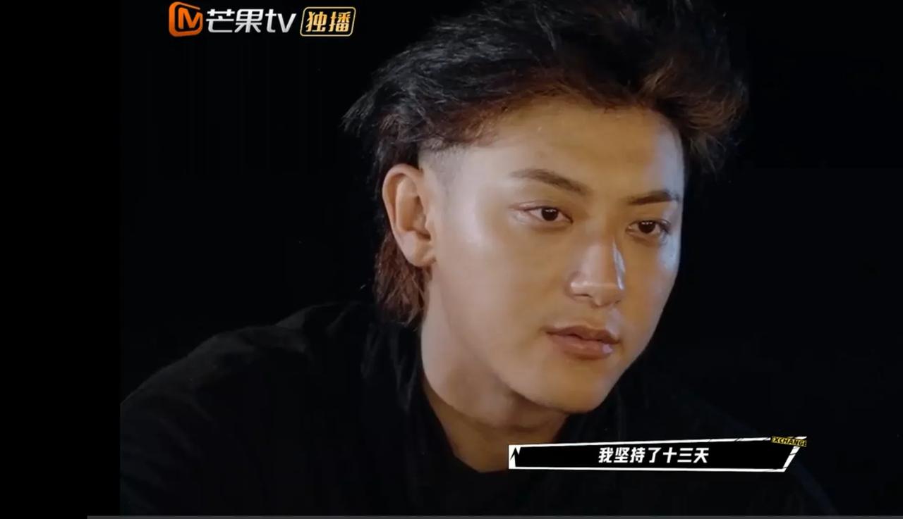 黄子韬徐艺洋
面对遭遇海啸
被困13天
的外国顾客。

21年前
这个顾客遇到了