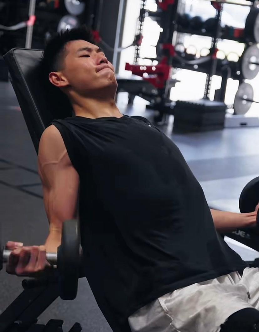 崔永熙最新社媒分享了自己在洛杉矶的康复日常，有投篮、突破训练、对抗和力量训练，这