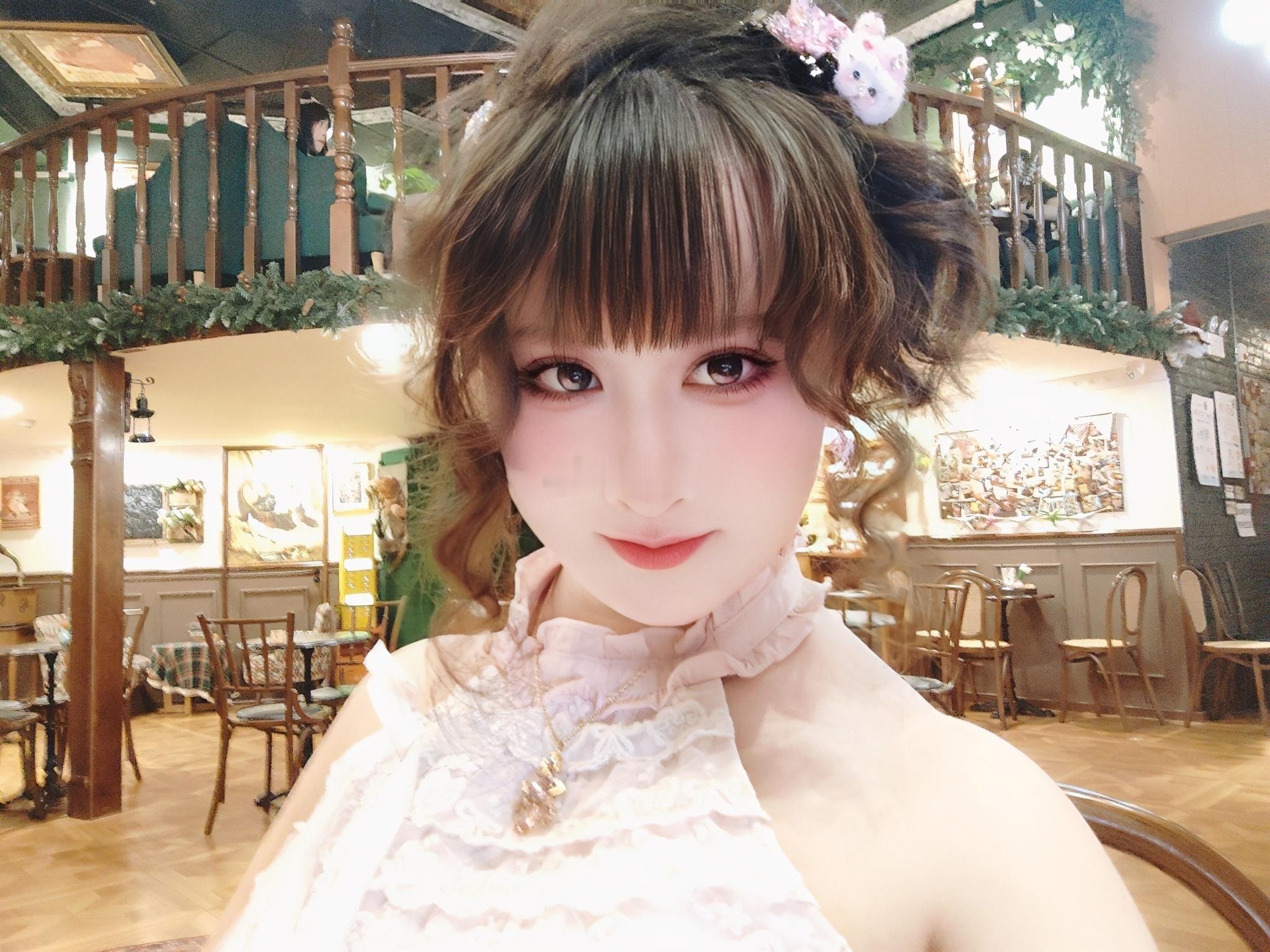 娇蛮任性，明艳自信，心思细腻，一身傲骨，敏感多疑，都是我。自拍生活手记