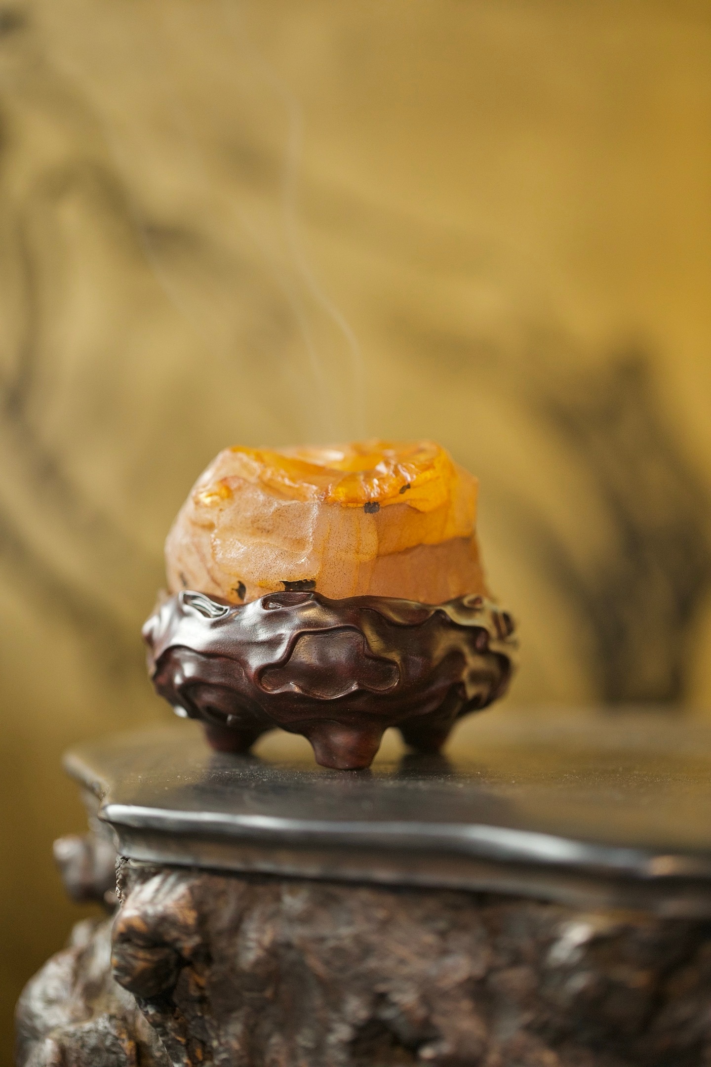 玛瑙 | 香炉这只香炉由整块玛瑙随形打磨而成，保留了原石的质朴与厚重。搭配古朴的