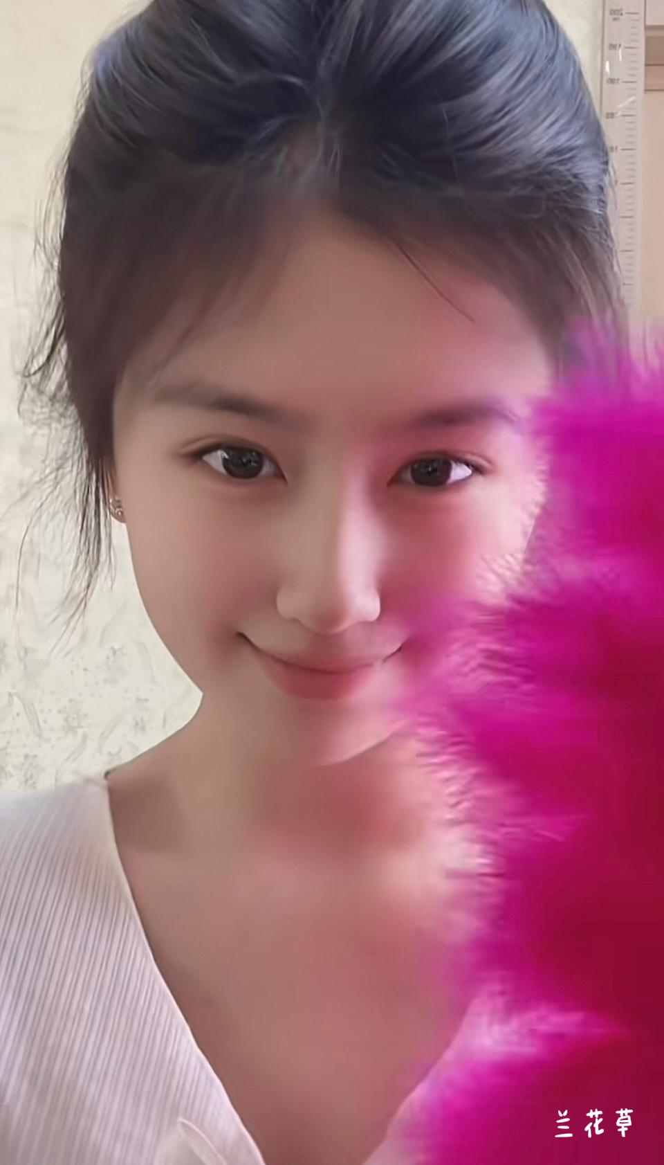 哇！真正的小美人——珍珍
刷屏时发现了一个小美女。她叫珍珍，清纯甜美，豆蔻年华。