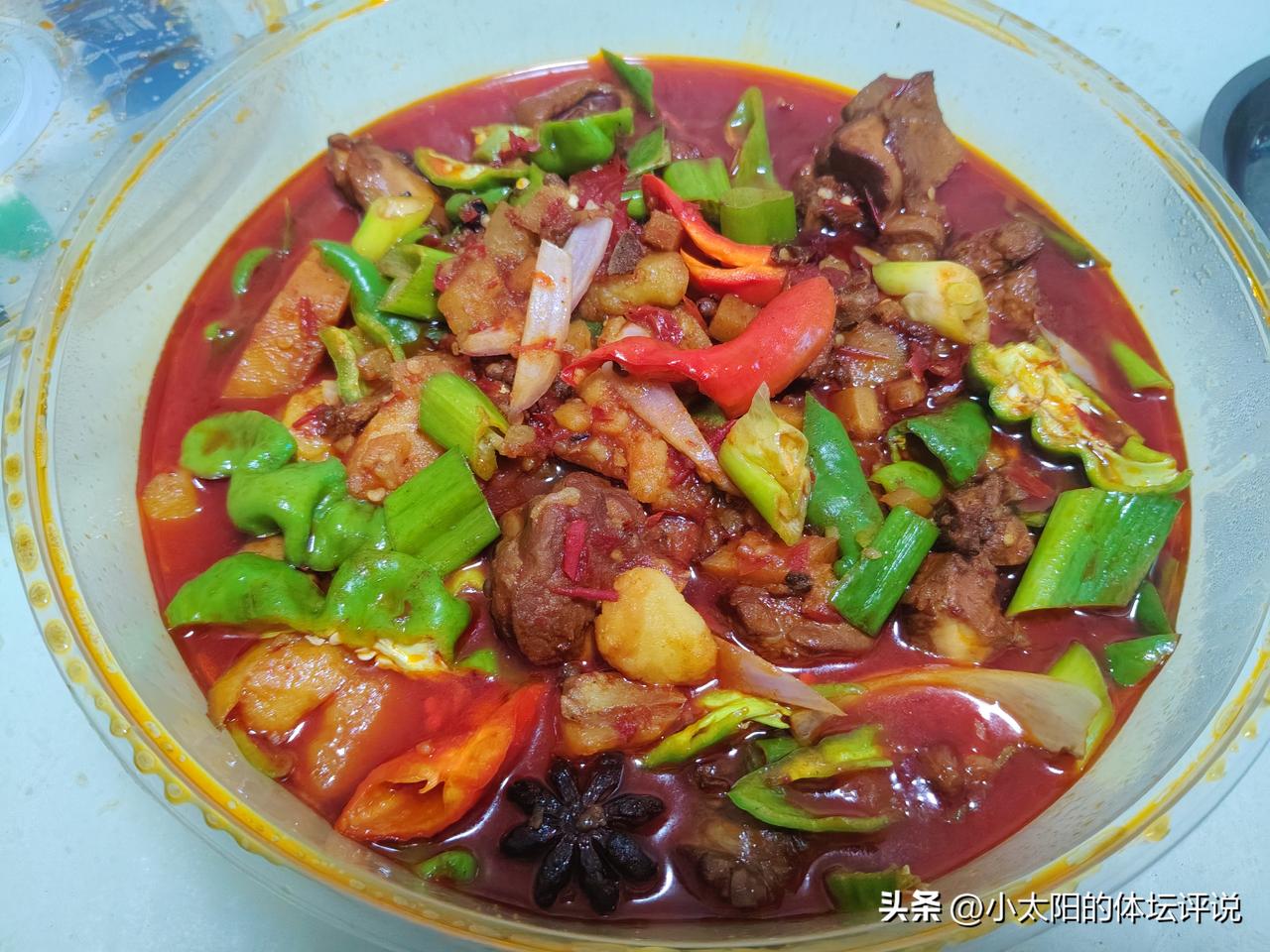 原因是装大盘鸡的那个塑料盒不结实，我把套在外面的塑料袋取掉后，想端起大盘鸡挪个地
