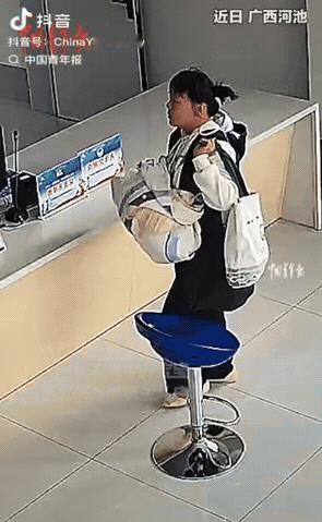 广西河池，一新手妈妈独自抱着未满月的宝宝来办证，而民警得知她家人无法陪同后，随即