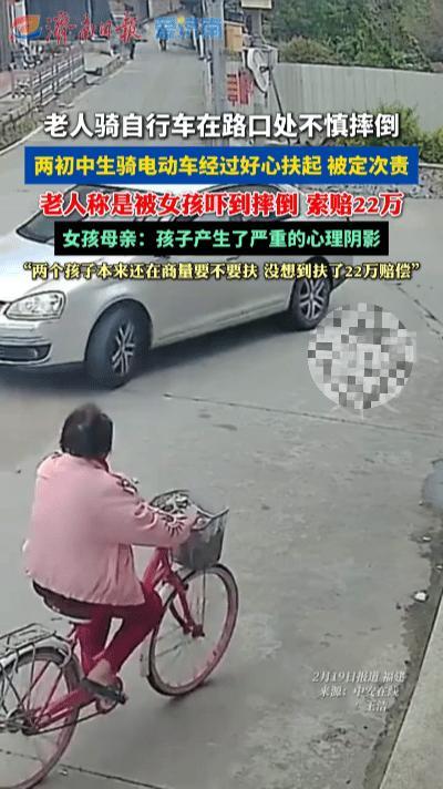 校服上的掌印，是善意没被辜负的证明……
 
放学铃声刚落，梧桐树下的初中生并肩走