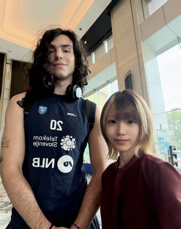 nik🥹好幸福吧
即使是仰拍也帅成这样吧…
其实有点点小高冷🥲反耳呢增添了一