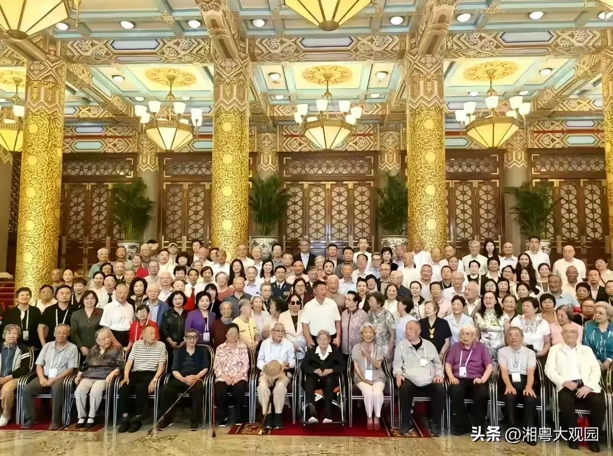 老革命的后代参加9.3阅兵活动时，一起拍了这张“全家福”留念。网友说：李敏居C位