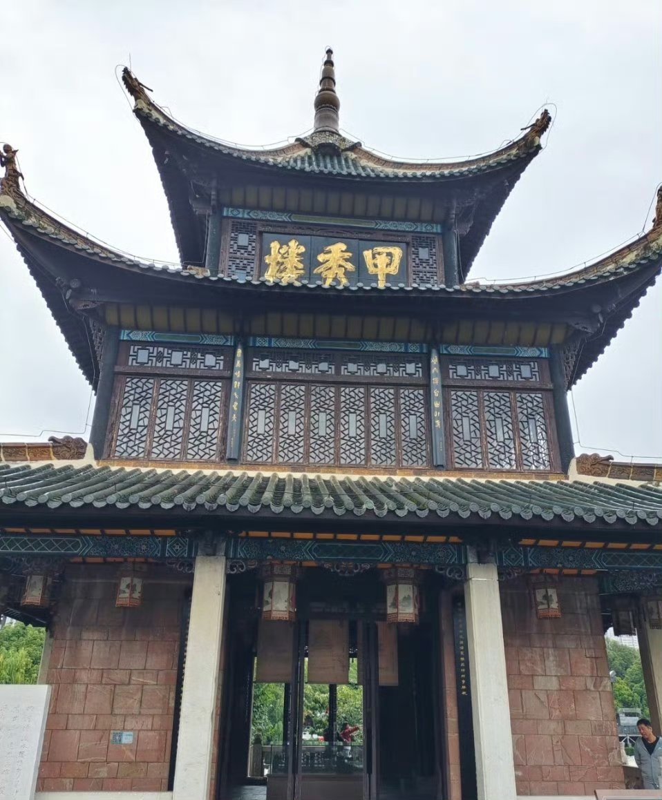 好好出门的一年贵阳甲秀楼：小众宝藏地里的心动诗行过去这一年，我背着行囊穿梭于各地