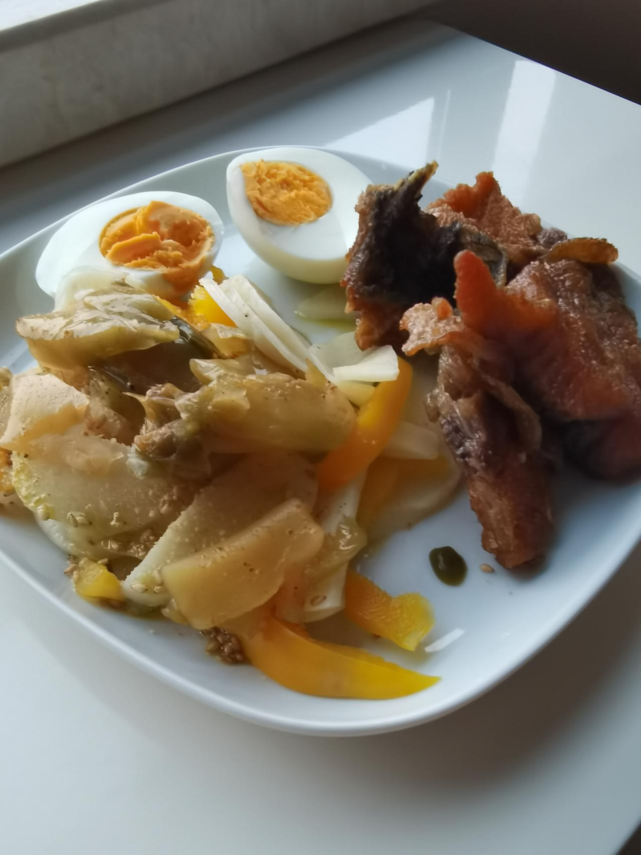 独居老人的蛋白质早餐

今日早餐：熏鱼、茭白、彩椒榨菜凉拌、一个白煮蛋、半片吐司