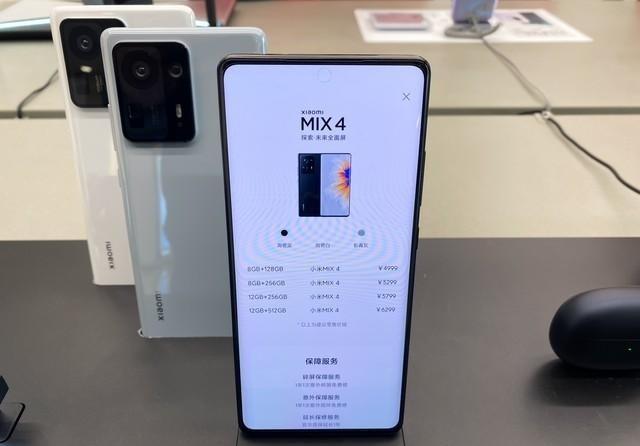 小米14熔岩橙图赏：SU7限定色珠光漆高级。手机圈最常见的颜色，大多离不开黑白灰
