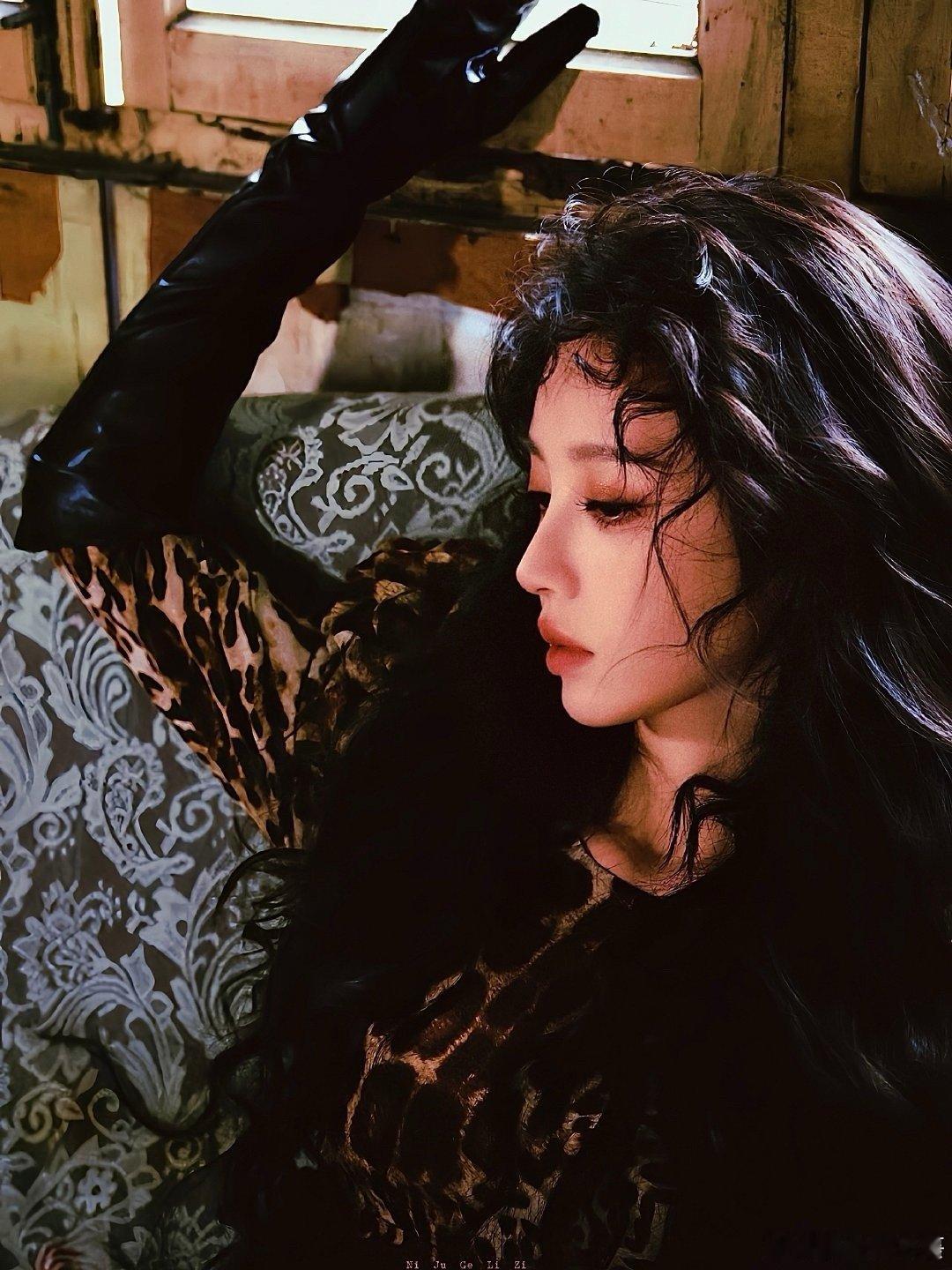 田曦薇被田曦薇的飞吻迷倒了 尖叫之夜红毯被田曦薇的飞吻拿捏了！状态好到发光，一个