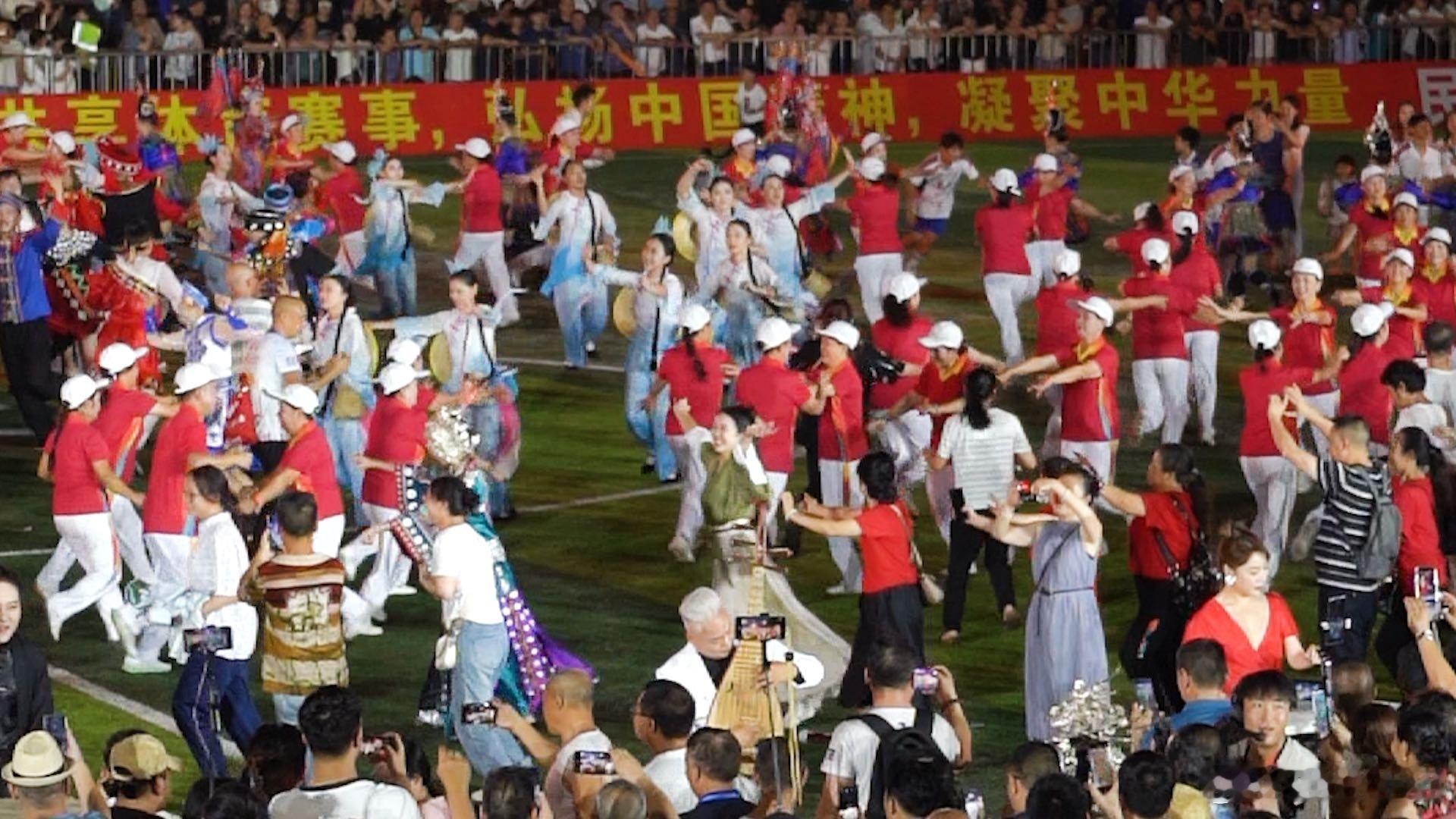 #贵州国潮蹦迪让外国人彻底长见识了#虽然没去过贵州，但是看到这现场，让人看着很燃