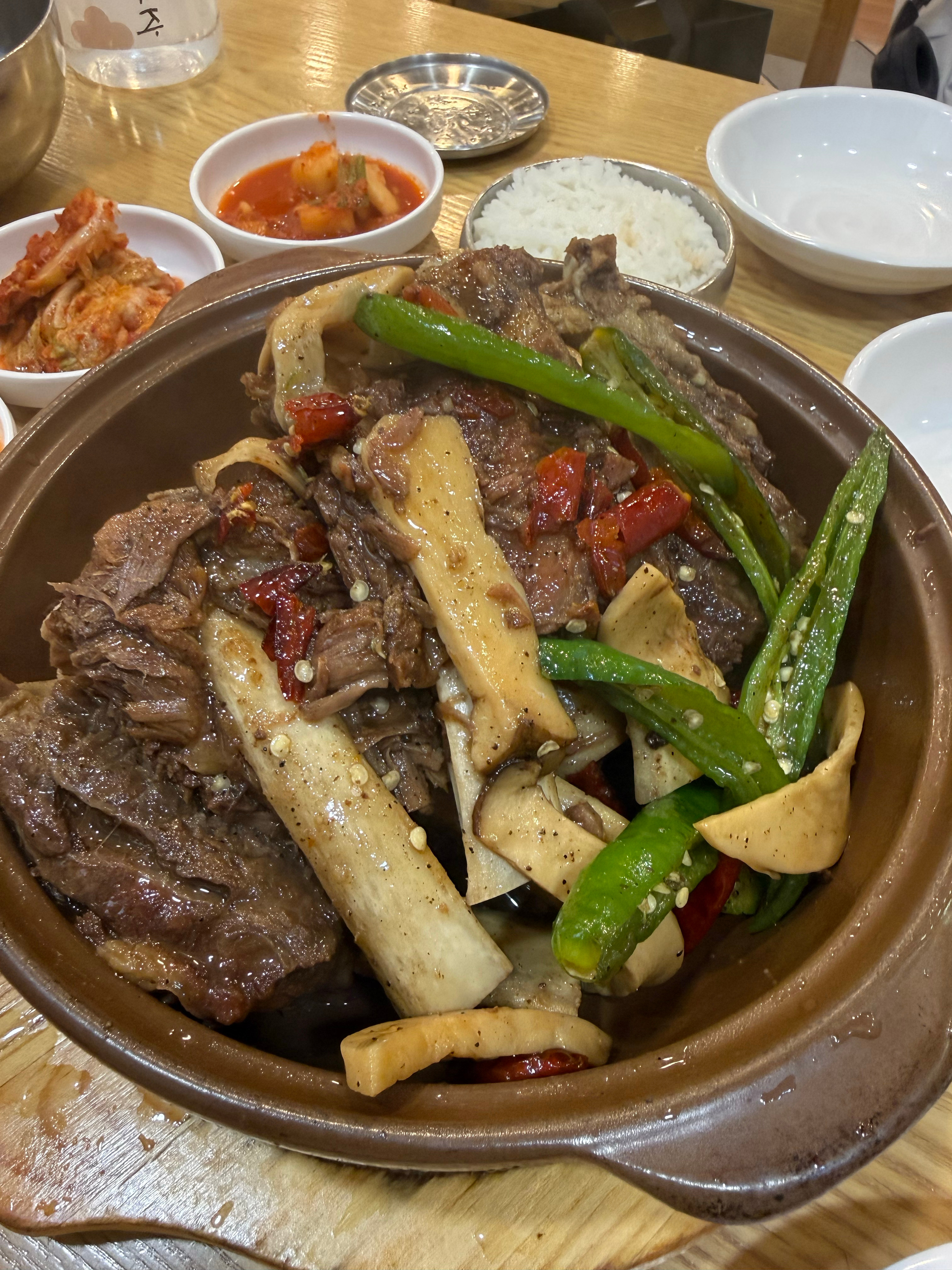 吃了王霏霏推荐的牛排锅，上菜的时候感觉就这？吃一口真的爆好吃！！！不愧是全中国人