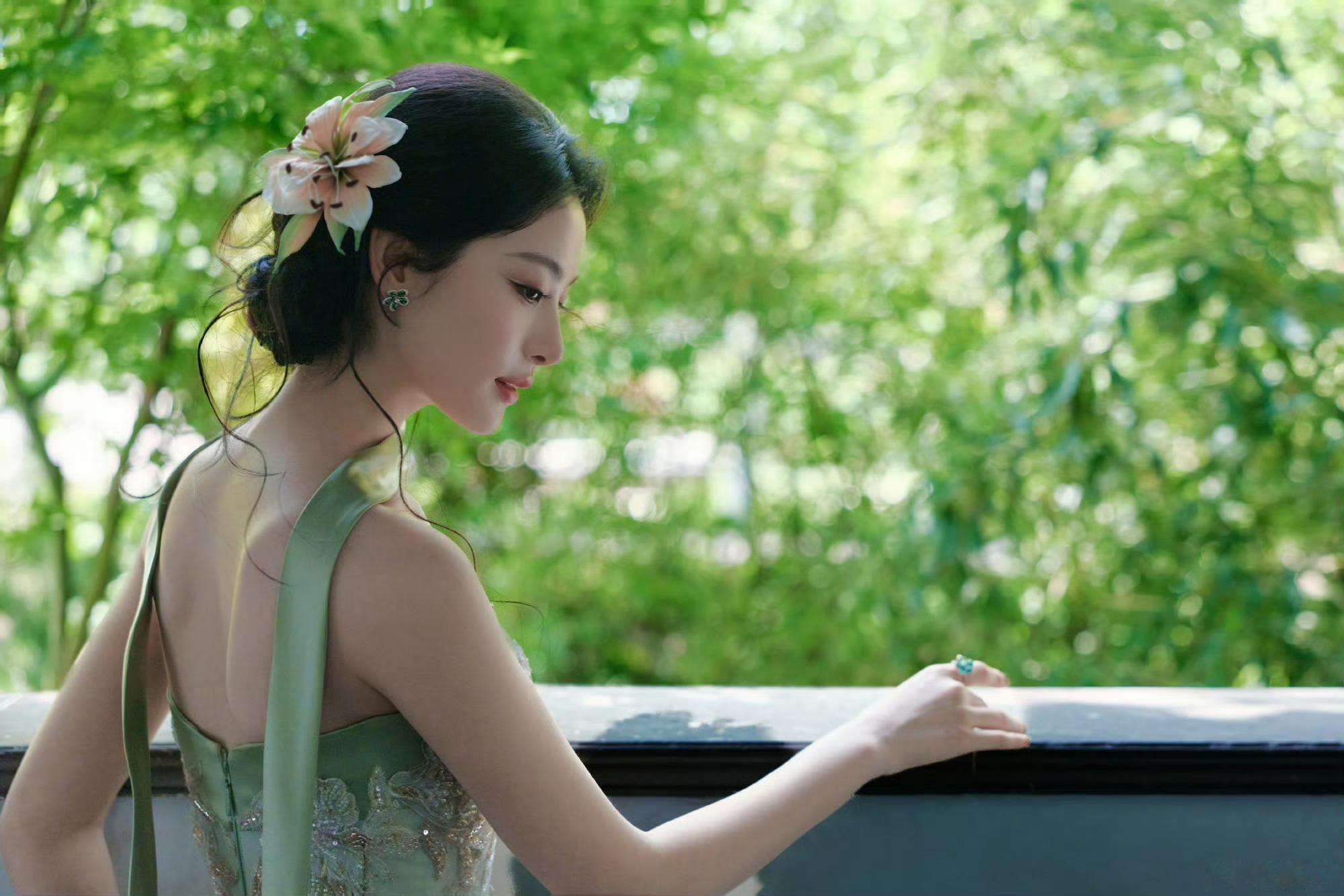 赵晴年度文化魅力人物小核桃今晚太美啦，完全是抹茶味小公主赵晴年度文化魅力人物