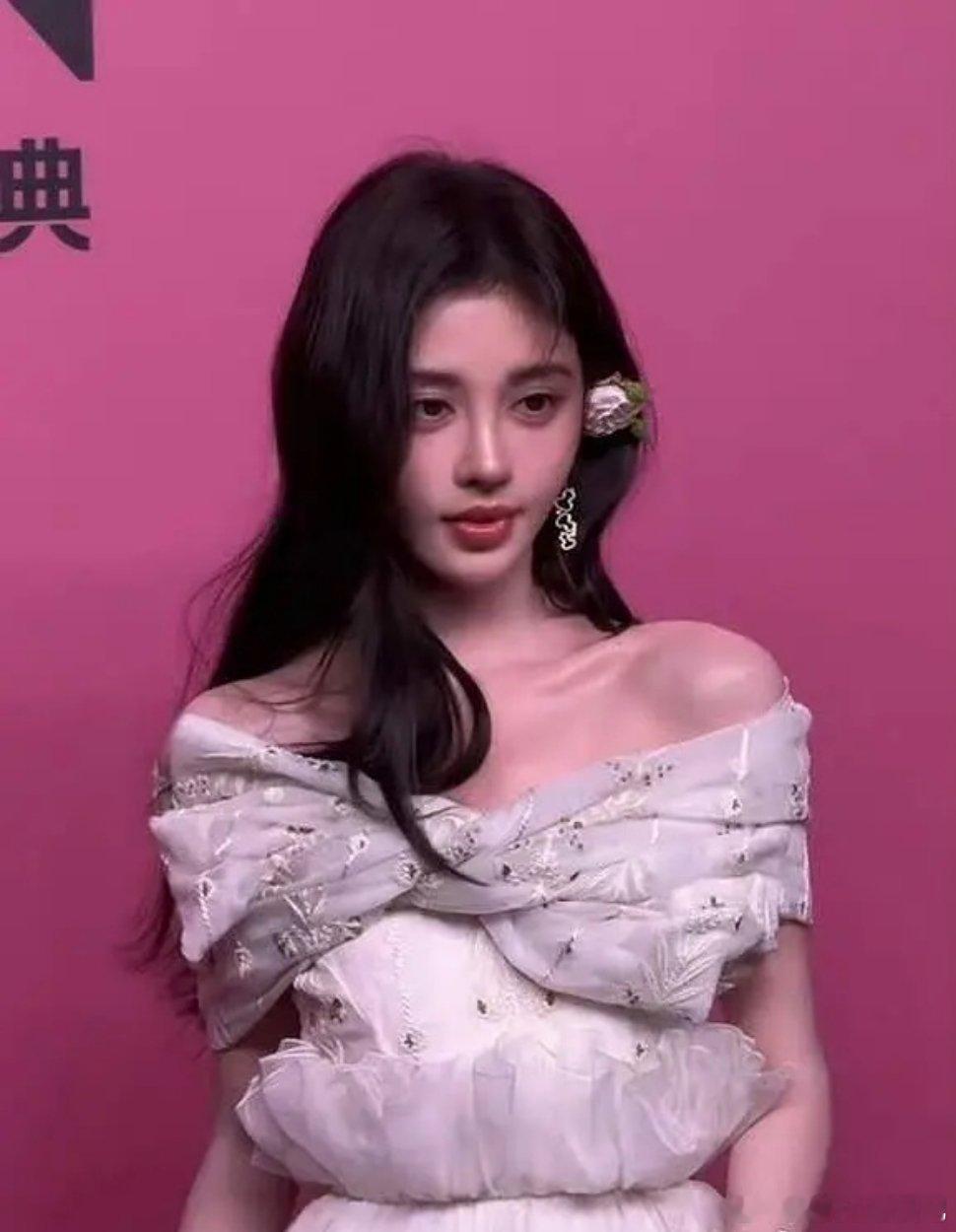 感觉鞠婧祎状态好差 ​​​