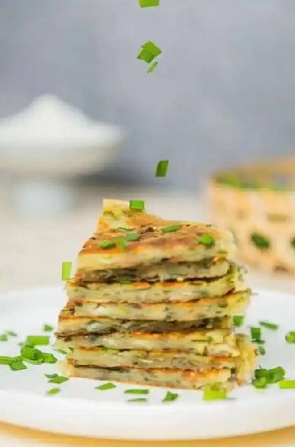 中午突然有人敲门，我以为是送快递的，问老伴，他说没有买东西，开门一看，是对门嫂子