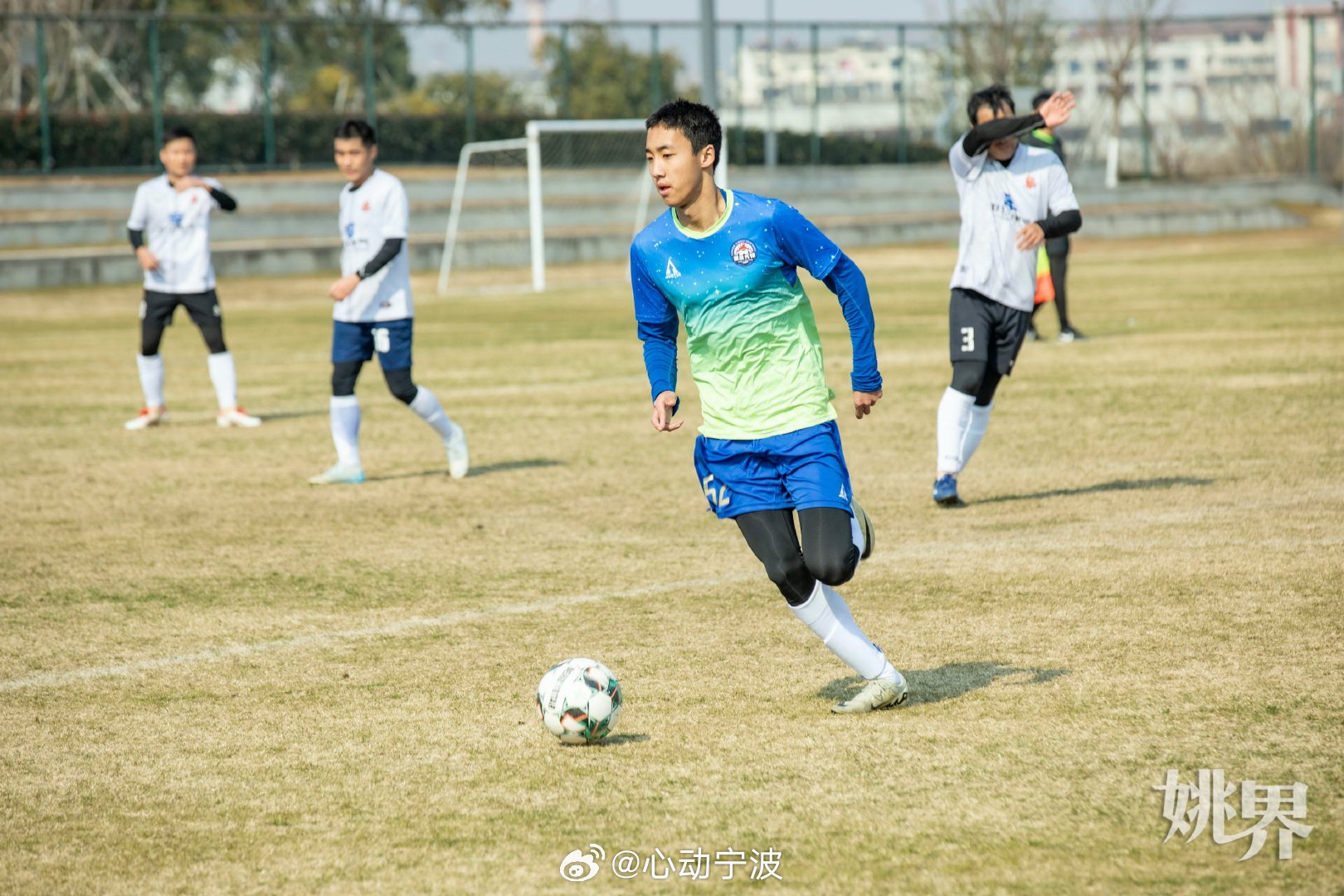 余姚火焰蓝消防员驰骋绿茵赛场超燃 宁波城市足球联赛期间，余姚队中有两位来自余姚市