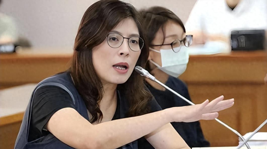 国民党主席郑丽文率团低调抵沪，随后直奔南京，开启了为期6天的“破冰之旅”。

时