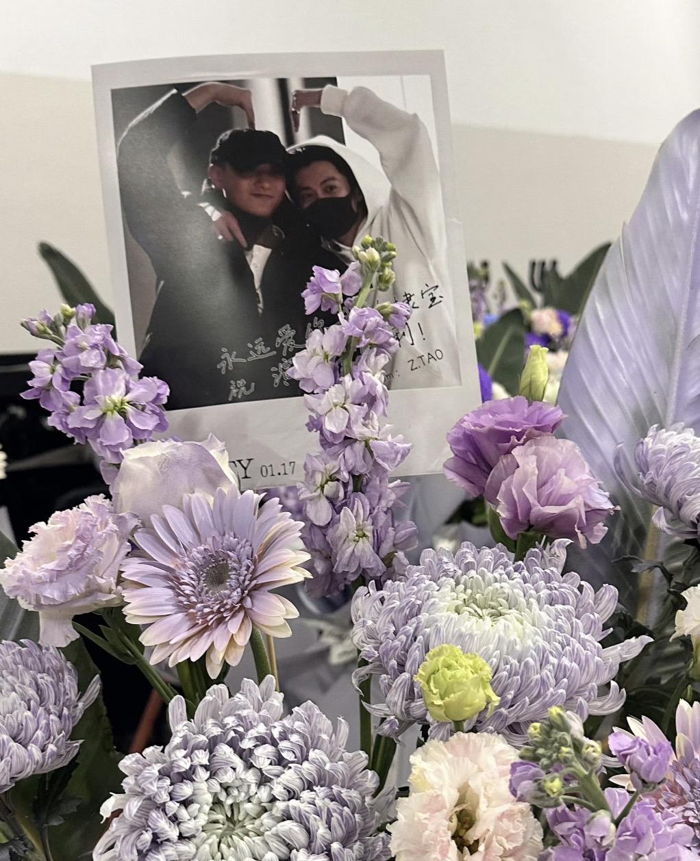 韬哥送的花篮上面写着永远爱你我的棣宝