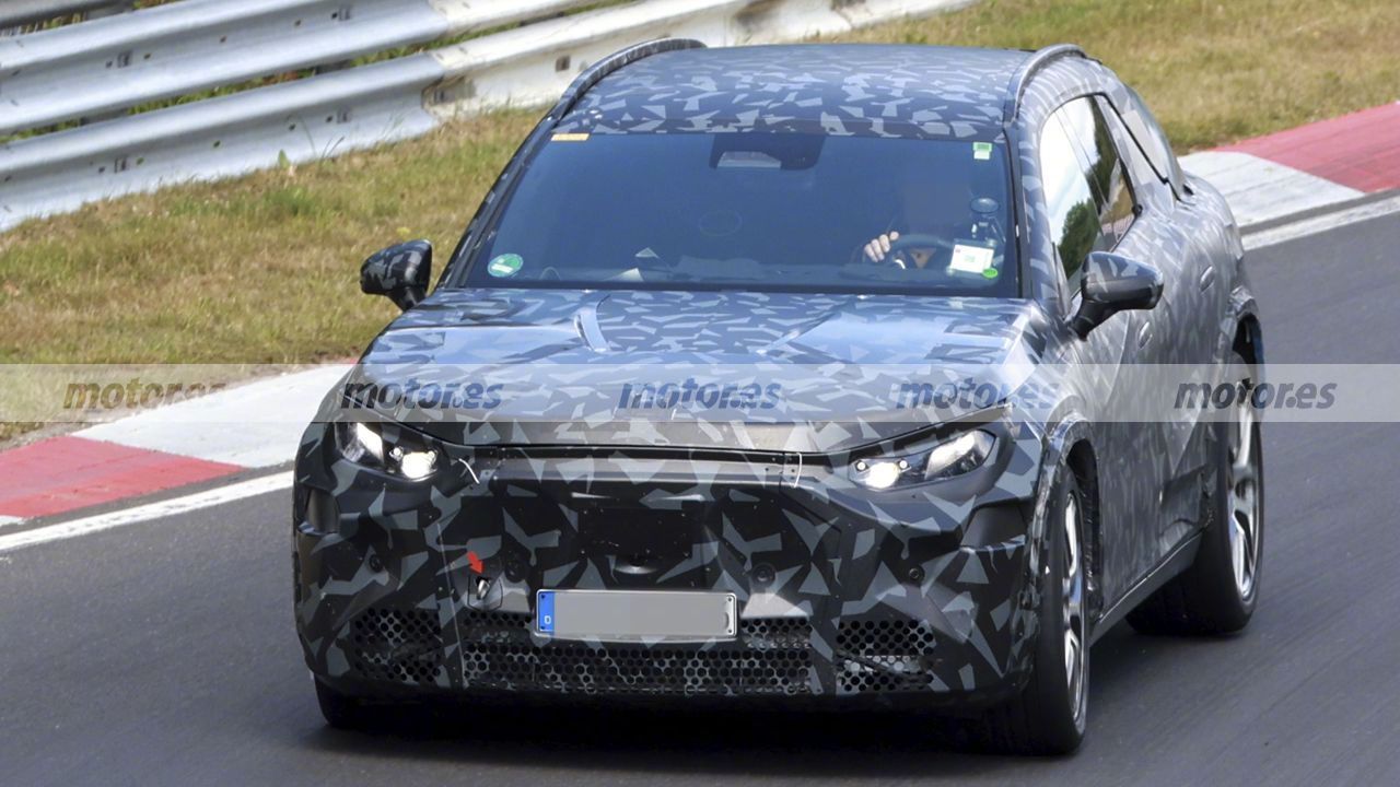 【奔驰首款纯电 AMG GT SUV 原型车现身德国纽博格林赛道，预计 2026