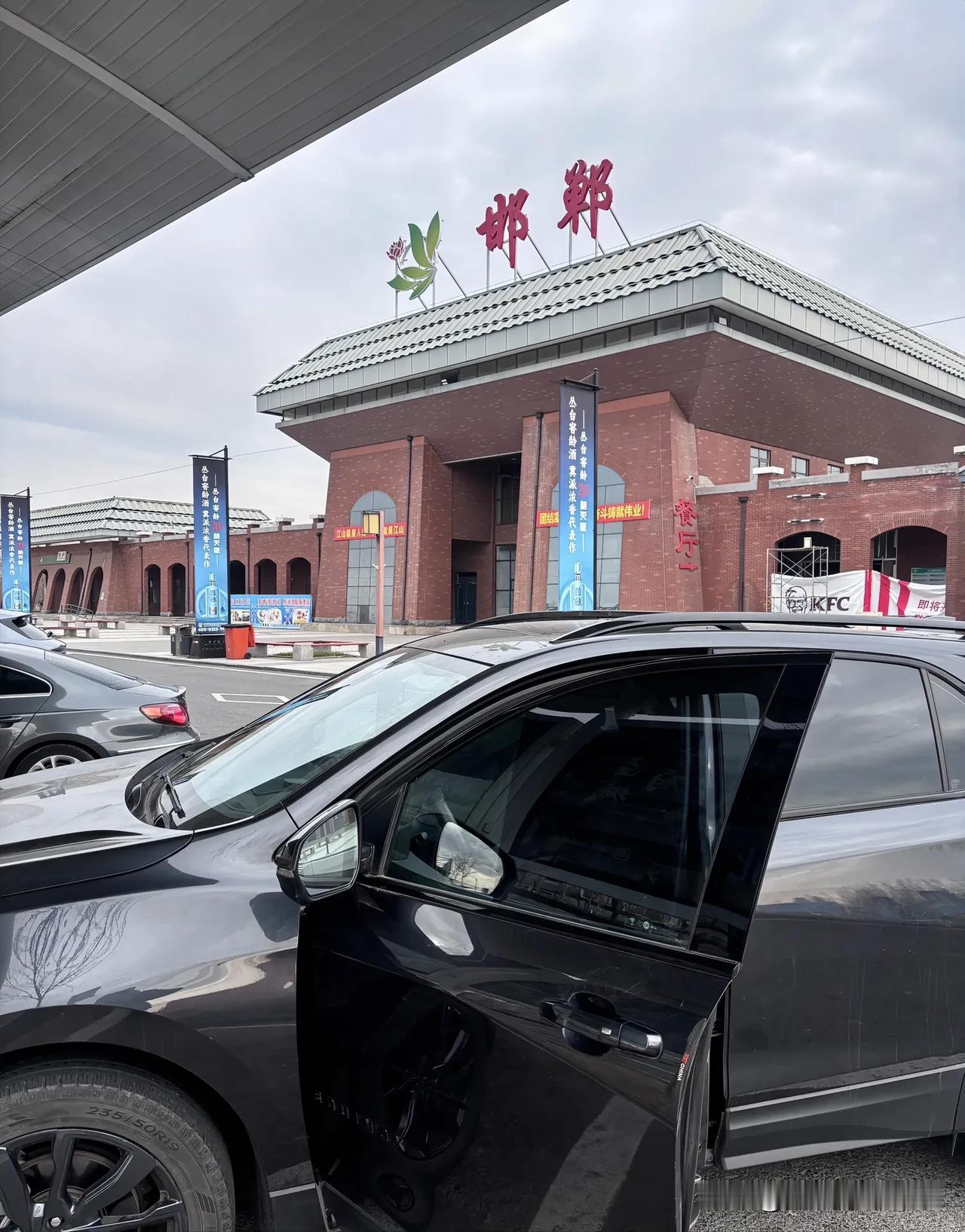 🚶‍♂️路经邯郸，这座承载着千年历史的古城，就像一本厚重的书籍。古老的城墙，斑