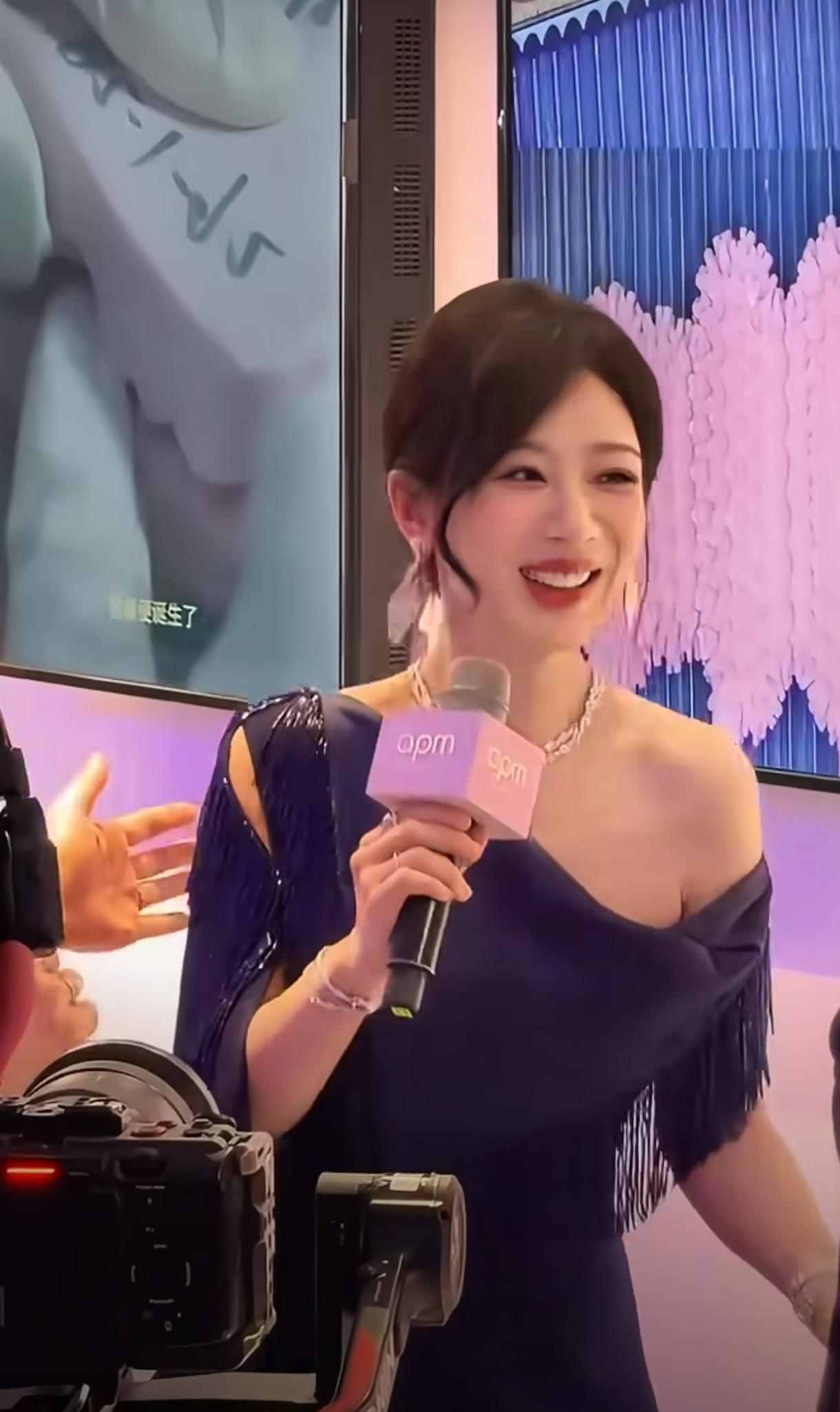 别没摸清实情就随意揣测抹黑杨紫，无端抛出改名相关争议实在没必要。她本名杨旎奥，从
