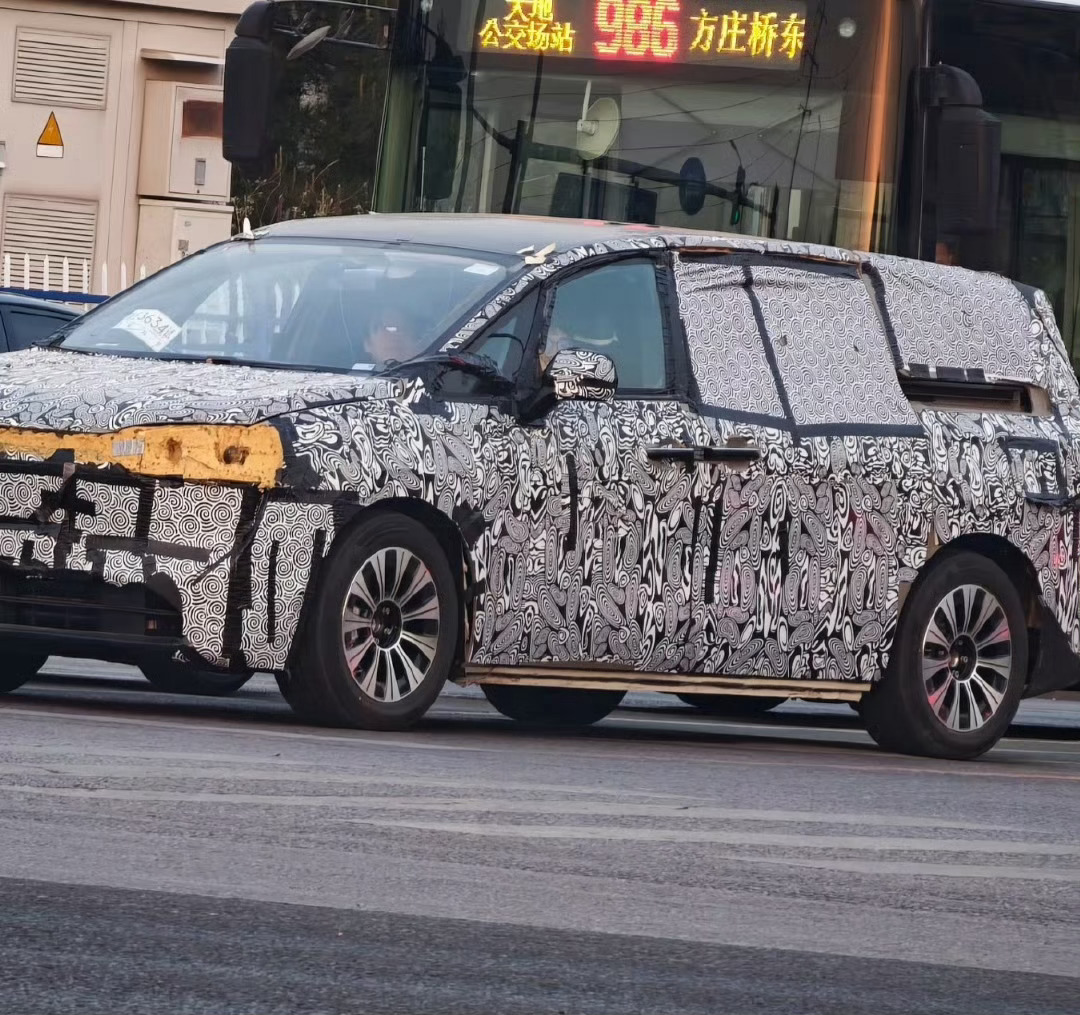 一辆外观、贴纸都有点熟悉的在北京地区测试的MPV 