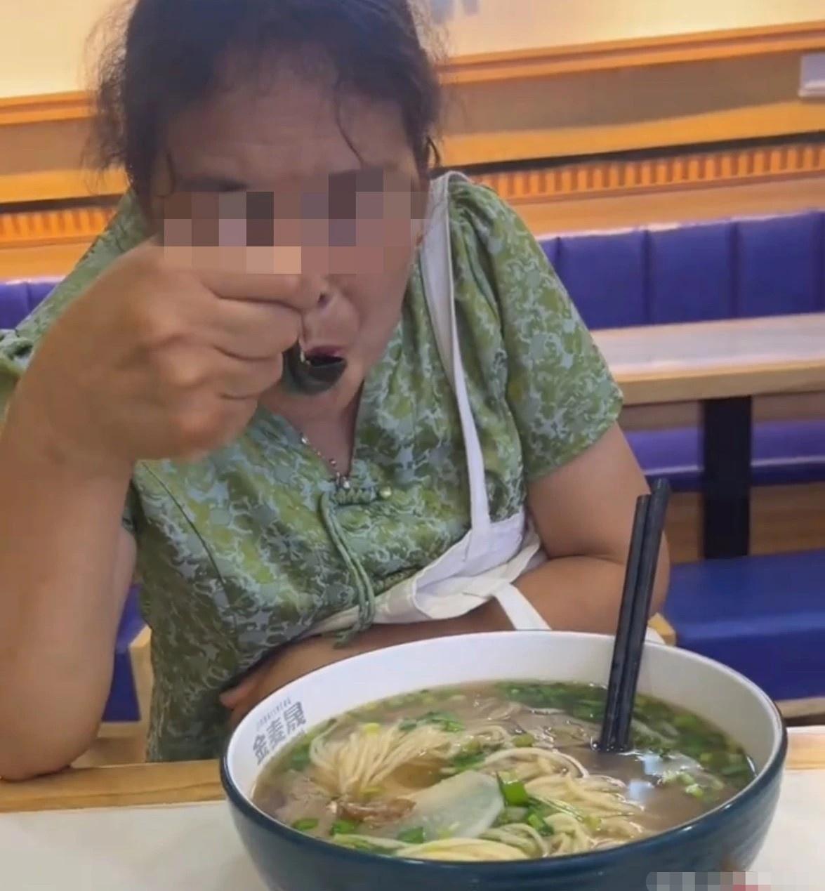 母女吃牛肉面一幕冲上热搜！母亲的操作令人窒息，精神贫穷比没钱更可怕
 
一碗热气