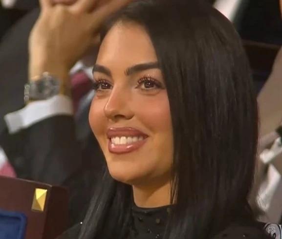 C罗颁奖礼高调认爱！当众称乔治娜为“妻子”，甜蜜瞬间引爆全场

北京时间12月2