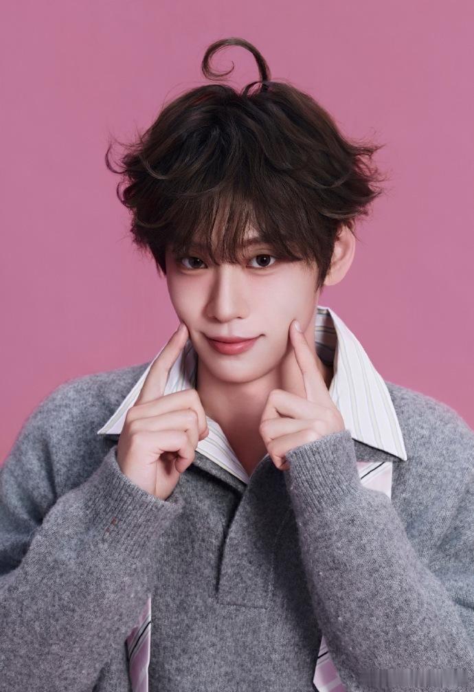 余景天官宣加入乐华乐华又添一员猛将，余景天这波官宣太有排面，和杜华同框出镜，正式