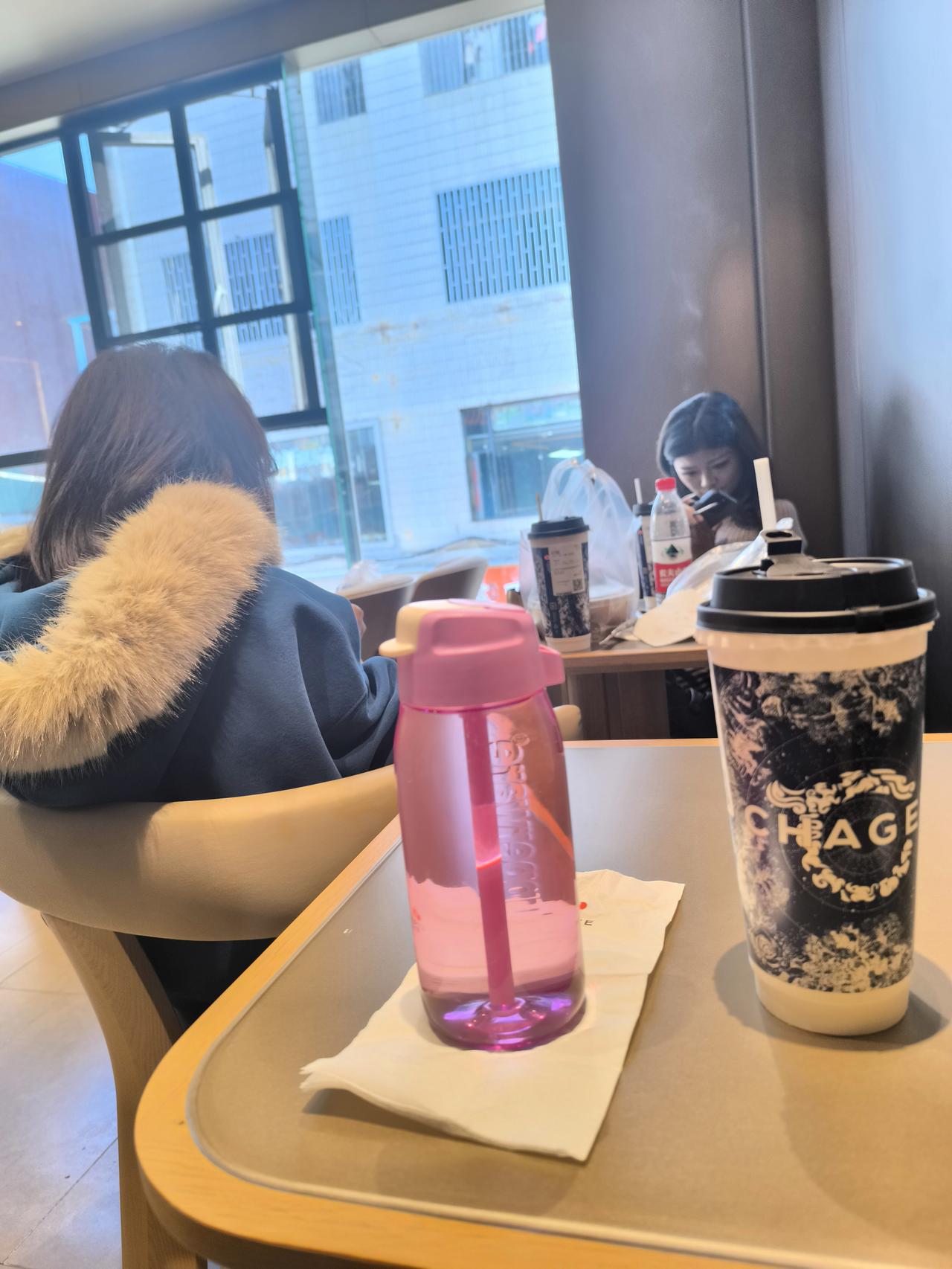 你说这一杯奶茶18块钱，这一杯白开水不用钱。到底是哪个更好?今天中午出门办事，一