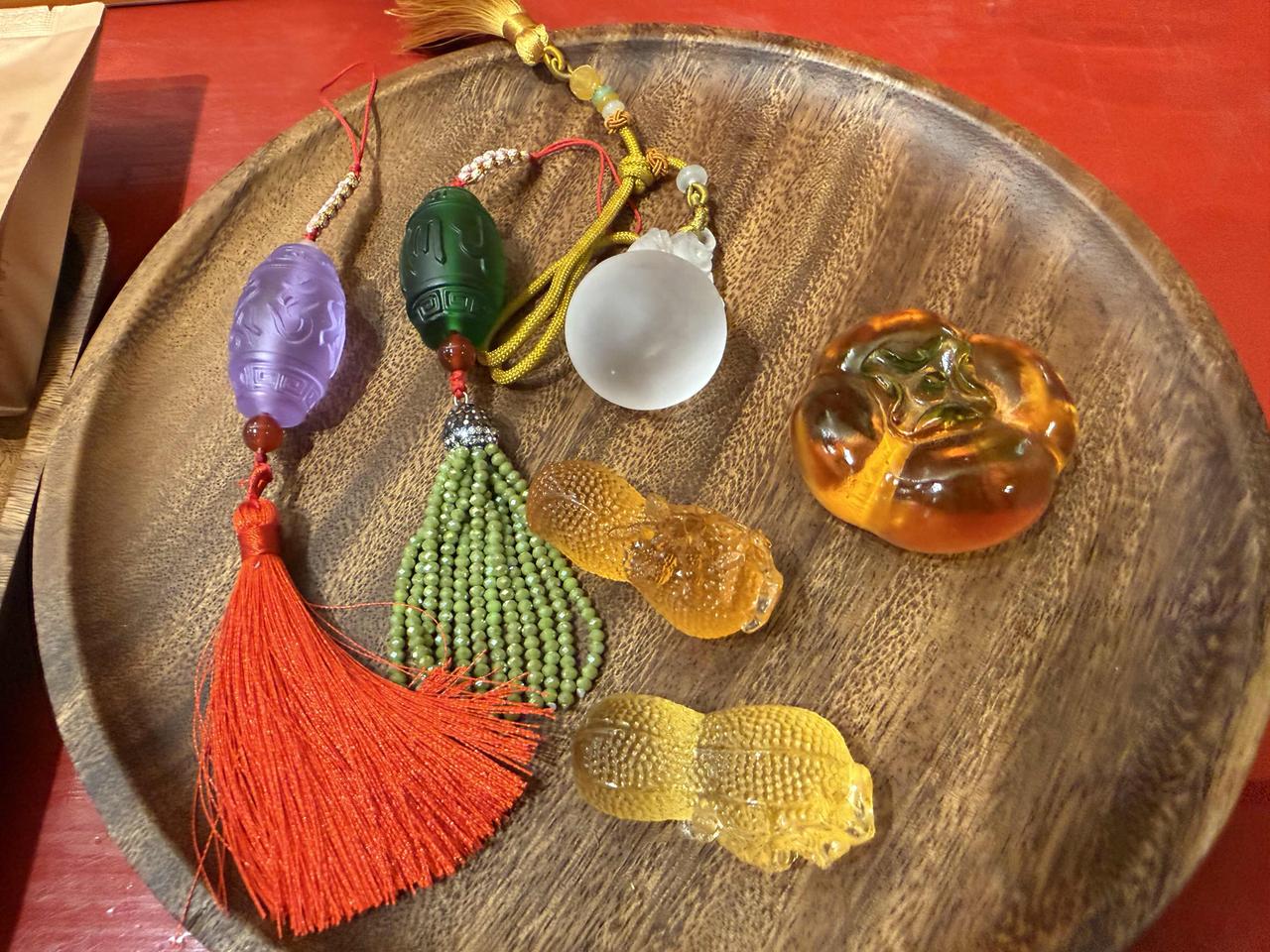 钱财耗尽，尚可凭努力再赚；班车错过，尚有下一班可等；唯独人心远了，便再难寻回当初