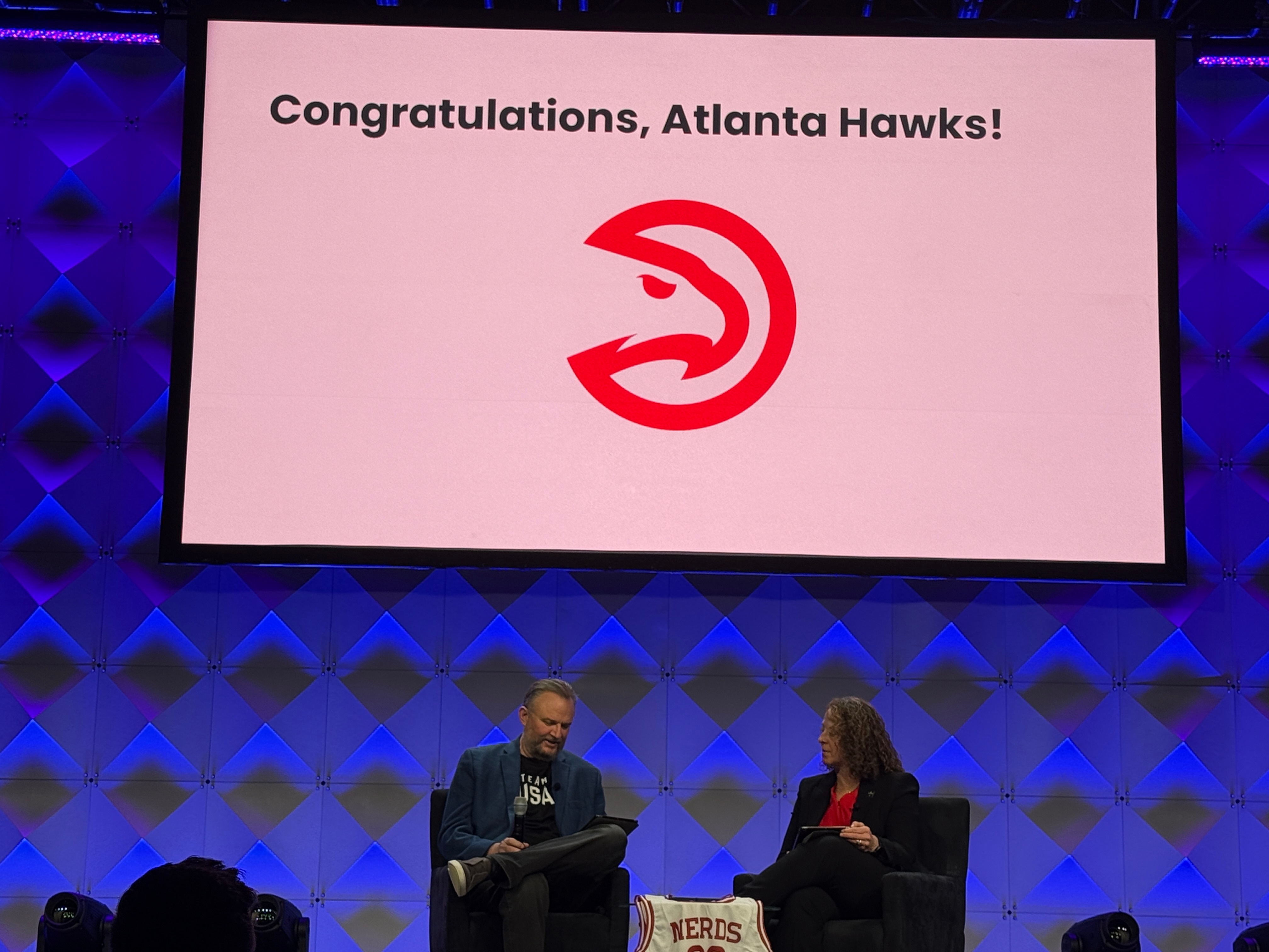 话说斯隆峰会最后交易评分，老鹰去年打劫鹈鹕的交易成为年度最佳交易。 