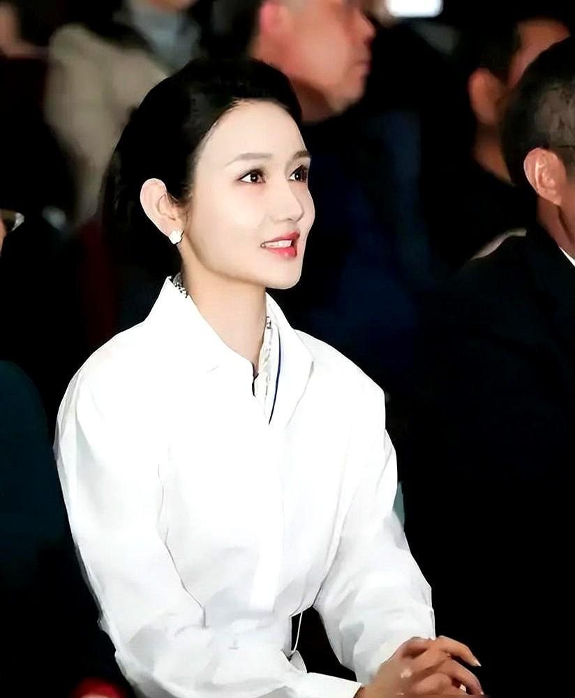 都说她是“资源咖”，可这成绩单，真不好反驳。

《诗词大会》收视峰值2.1%，全