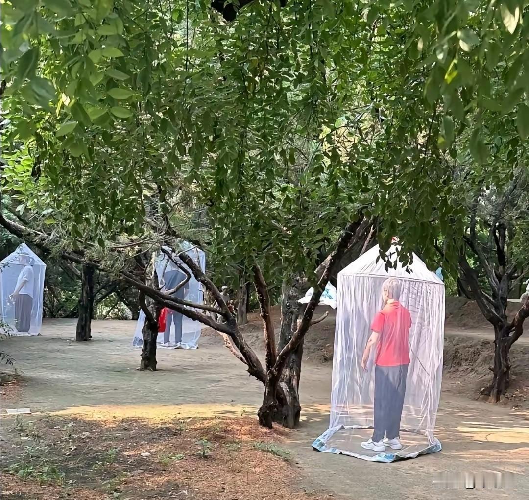 各村有各村的高招，这样练功又不挨蚊子叮咬，路过的人犹如进入仙境