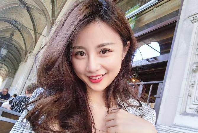 演员球球在韩国发文缅怀妹爷，引无数观众追忆《陈翔六点半》已故老演员
 
日前身处