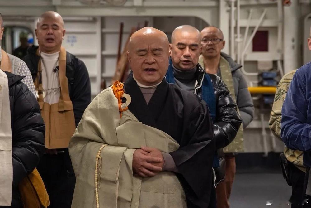 【美军航母事故频仍，请日本和尚驱魔祈福】近期，美国包括里根号航母、驱逐舰、潜艇和