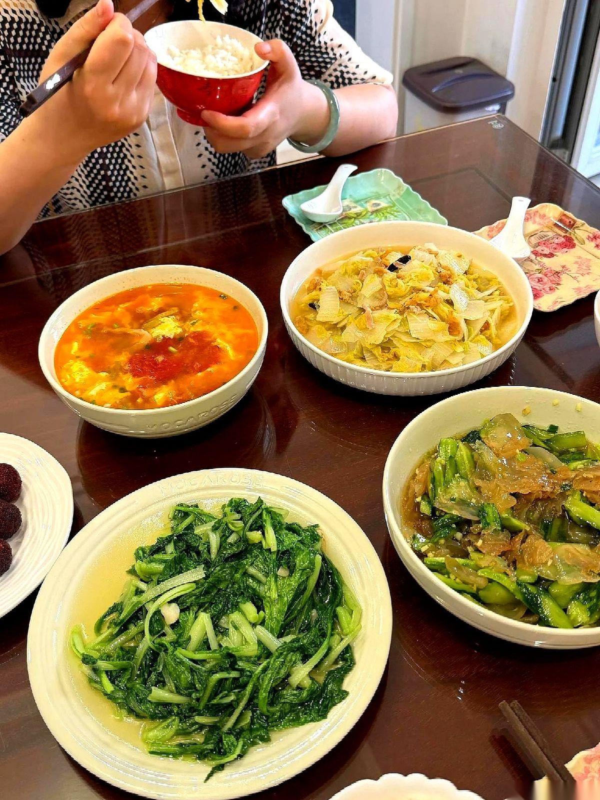 从下午两点硬生生熬到晚上六点，看着饭桌上端出来的“三菜一汤”，她捏着筷子的手悬在