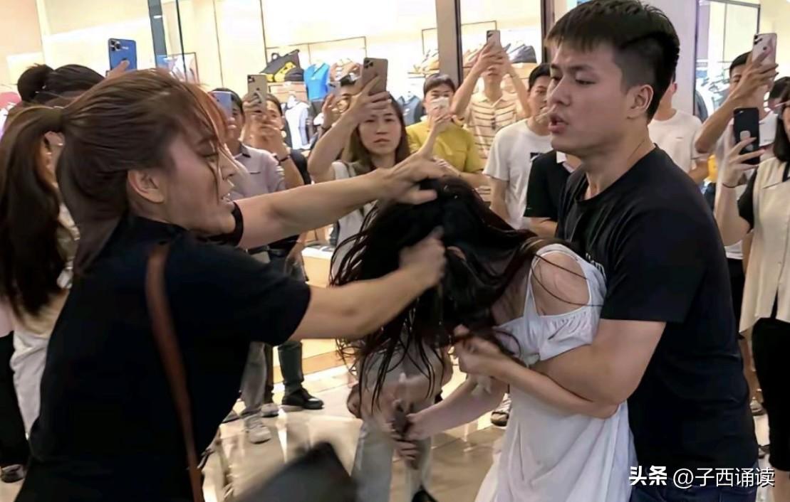 这手下的真狠，最该打的是这个男人吧？