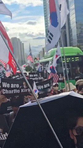 韩国反华游行高呼“查理·柯克”口号，画面太孝美国人直呼看不懂

所以说，那帮韩国