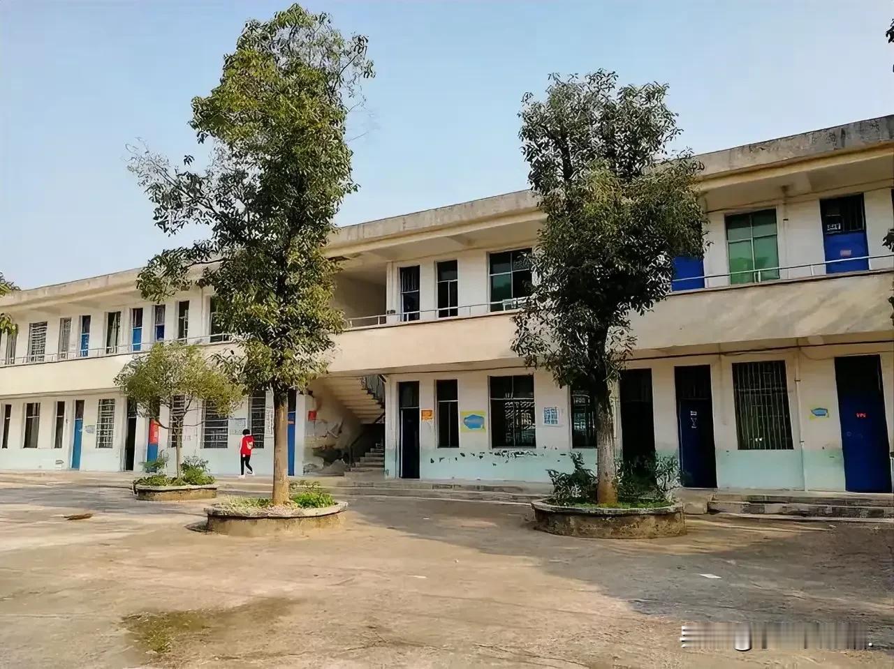 嘿，你能想象不？有这么个神奇事儿，在长春有个村小学，那学校里就只有一个娃在上课呢