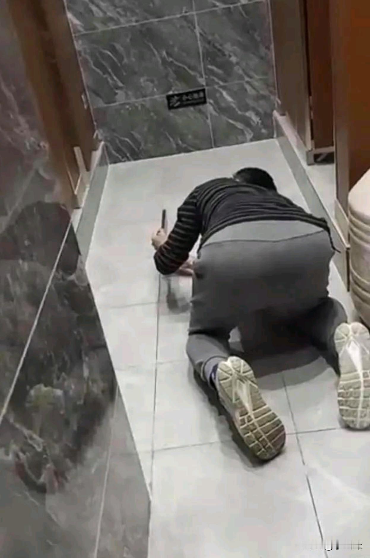 “天生的坏种”陕西西安，一男生趁同学上厕所时，偷偷拍下同学隐私部位，同学发现后，