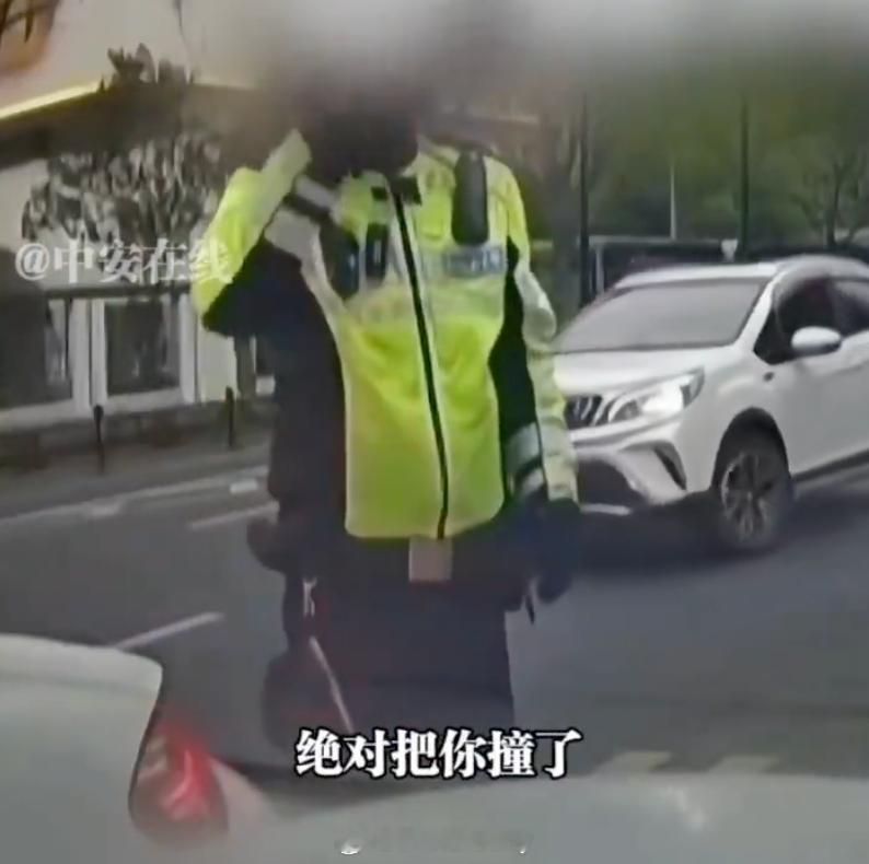 男子被保时捷车主当交警面威胁 这保时捷车主也是嘴吐为快了，话说法律上这种，存不存
