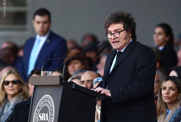 网上又在吹嘘米莱的经济奇迹，说他通胀降低多少、贫困率降低多少。我劝他们要么认真一