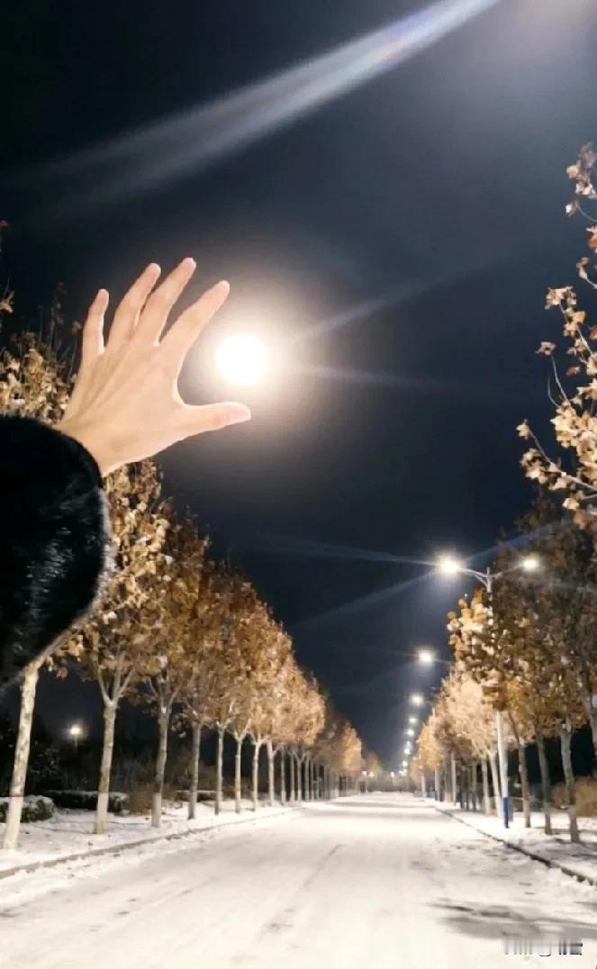 王大爷今年都70多岁了，

平时走路都得慢慢悠悠的，

刚才要是外卖车再快一点，